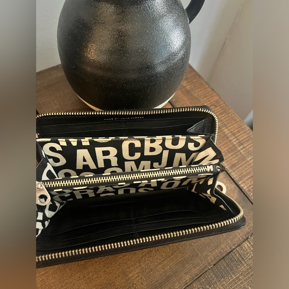 Marc Jacobs Zip Around Wallet - Picture 7 of 13